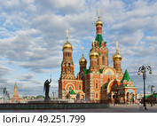 Благовещенский собор, город Йошкар-Ола, Республика Марий Эл, Россия. Летний вид на Кафедральный собор Благовещения Пресвятой Богородицы. Площадь Республики и Пресвятой Девы Марии. Слева фонтан-памятник Архангелу Гавриилу. Архитектурные и туристические достопримечательности Йошкар-Олы. (2015 год). Редакционное фото, фотограф Андрей Степанов / Фотобанк Лори