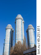 Москва, Россия. Вид на многоэтажные жилые дома. Башни небоскрёбов на фоне синего неба. Современные высотные здания. Жилищное строительство и недвижимость в большом городе. Жилой комплекс Воробьёвы горы. (2023 год). Редакционное фото, фотограф Андрей Степанов / Фотобанк Лори