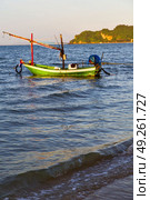 sunrise asia in the  lomprayah bay isle white  beach    rocks  boat   thailand  and south china sea anchor. Стоковое фото, агентство Ingram Publishing / Фотобанк Лори