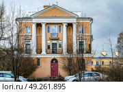 Трехэтажный жилой дом с портиком, колоннами и балконами в Кировском районе улица Оборонная 27 в Санкт-Петербурге. Построен пленными немцами в конце сороковых годов 20-го века. (2014 год). Стоковое фото, фотограф Жигалов Евгений Павлович / Фотобанк Лори