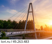 Modern footbridge across the Anhor canal in Navruz park at sunset in summertime, Uzbekistan, Tashkent. (2023 год). Редакционное фото, фотограф Емельянов Евгений Викторович / Фотобанк Лори
