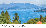 in italy landscape panorama of lake and mountain hill beautiful destination. Стоковое фото, агентство Ingram Publishing / Фотобанк Лори