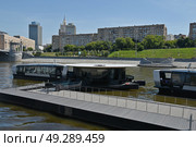 Электрические пассажирские суда на Москве-реке. Бережковская набережная (2024 год). Редакционное фото, фотограф Евгений Кузнецов / Фотобанк Лори