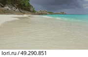 White sand beach and storm sky on Similan islands. Стоковое видео, видеограф Михаил Коханчиков / Фотобанк Лори