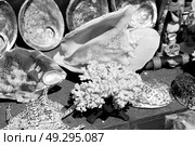 full in market old table shell and sealife in sale. Стоковое фото, агентство Ingram Publishing / Фотобанк Лори