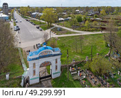 Входные врата на территорию бывшего Николо-Медведского монастыря и к собору Рождества Пресвятой Богородицы. Город Новая Ладога Волховского района Ленинградской области. Редакционное фото, фотограф Румянцева Наталия / Фотобанк Лори