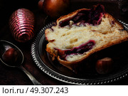 autumn plum brioche. rustic handmade brioche with plums and nuts. Стоковое фото, агентство Ingram Publishing / Фотобанк Лори