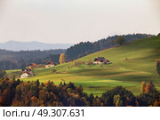 Panoramic view of Austrian village on mountain hills in Alps. Beautiful mountain rural autumn landscape. Fantastic views of Austrian green hills. Beauty world. Colorful mountain landscape of Austrian alps in Mondsee. . Стоковое фото, агентство Ingram Publishing / Фотобанк Лори