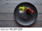 Grilled smoked eel with green apple and citrus with Sichuan Electric flower. Стоковое фото, агентство Ingram Publishing / Фотобанк Лори
