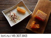 cottage cheese curd with Honey honeycomb dessert. Стоковое фото, агентство Ingram Publishing / Фотобанк Лори