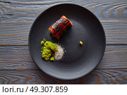 Grilled smoked eel with green apple and citrus with Sichuan Electric flower. Стоковое фото, агентство Ingram Publishing / Фотобанк Лори