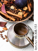 roasted coffee beans. roasted coffee beans and spices for coffee. Стоковое фото, агентство Ingram Publishing / Фотобанк Лори