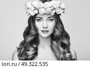 Beautiful Brunette Woman with Flower Wreath on her head. Beauty girl with Flowers Hairstyle. Perfect Makeup. Beauty Fashion. Spring Woman. Стоковое фото, агентство Ingram Publishing / Фотобанк Лори