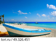 Puerto Morelos beach boats in Mayan Riviera Maya of Mexico. Стоковое фото, агентство Ingram Publishing / Фотобанк Лори