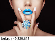Beauty Fashion woman lips with natural Makeup and white Nail polish. Gloss Blue Lipstick. Beauty girl face close up. Sexy Lips, Manicure, Make up. Ring with Precious Stones, Jewelry. Стоковое фото, агентство Ingram Publishing / Фотобанк Лори