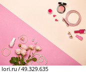 Fashionable Women’s Cosmetics and Accessories. Falt Lay. Nail Polish and blush. Jewelry and Rings. A bouquet of flowers. Pink roses. Стоковое фото, агентство Ingram Publishing / Фотобанк Лори