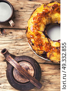 tea with rustic pie. Clay tea ware with tea and homemade cake pie. Стоковое фото, агентство Ingram Publishing / Фотобанк Лори