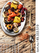 metal plate with grilled vegetables. set of seasonal vegetables fried on grilles. Стоковое фото, агентство Ingram Publishing / Фотобанк Лори