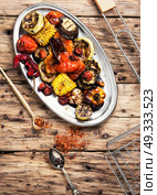 metal plate with grilled vegetables. set of seasonal vegetables fried on grilles. Стоковое фото, агентство Ingram Publishing / Фотобанк Лори