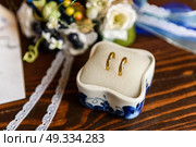 wedding accessories in the style of Gzhel, porcelain, flowers, rings, invitations, wedding. Стоковое фото, агентство Ingram Publishing / Фотобанк Лори