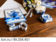 wedding accessories in the style of Gzhel, porcelain, flowers, rings, invitations, wedding. Стоковое фото, агентство Ingram Publishing / Фотобанк Лори