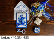 wedding accessories in the style of Gzhel, porcelain, flowers, rings, invitations, wedding. Стоковое фото, агентство Ingram Publishing / Фотобанк Лори