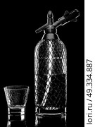 siphon with soda copulation on the table on a black background with an empty Cup. Стоковое фото, агентство Ingram Publishing / Фотобанк Лори