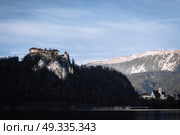 Lake Bled in the Alpine mountains in autumn under blue sky. Стоковое фото, агентство Ingram Publishing / Фотобанк Лори