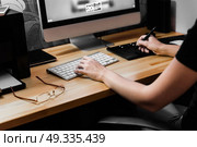 designer girl at work at the table draws on the tablet, close the keypad, printer, computer. Стоковое фото, агентство Ingram Publishing / Фотобанк Лори