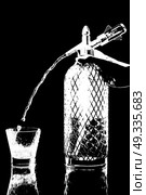 siphon with soda copulation on the table on a black background with a full glass, jet and drops. Стоковое фото, агентство Ingram Publishing / Фотобанк Лори