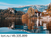 Lake Bled in the Alpine mountains in autumn under blue sky. Стоковое фото, агентство Ingram Publishing / Фотобанк Лори