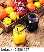 Fresh juices cocktail. Freshly squeezed juice and ripe fruit in a wooden box.Healthy diet.Fitness drinks.Healthy lifestyle. Стоковое фото, агентство Ingram Publishing / Фотобанк Лори