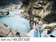 bride and groom on the background of a mountain waterfall. Стоковое фото, агентство Ingram Publishing / Фотобанк Лори
