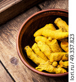spice root Curcuma. Root of the turmeric plant in a bowl.Curcuma domestica. Стоковое фото, агентство Ingram Publishing / Фотобанк Лори