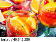 Sangria in glasses. Sangria with orange and berries in a glass goblet. Стоковое фото, агентство Ingram Publishing / Фотобанк Лори