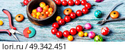 Making necklaces of colored beads. Hobby jewelry making and beading handmade process.Colored beads. Стоковое фото, агентство Ingram Publishing / Фотобанк Лори