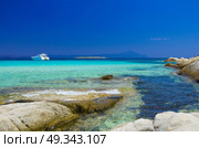 Rocks on sea shore at summer. Стоковое фото, агентство Ingram Publishing / Фотобанк Лори
