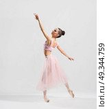 Young ballerina (on grey version) Стоковое фото, агентство Ingram Publishing / Фотобанк Лори