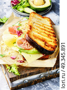 Sandwiches on cutting board. Sandwiches with beef, fresh vegetables and herbs on the cutting board. Стоковое фото, агентство Ingram Publishing / Фотобанк Лори