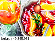 Mulled wine hot drink. Christmas mulled wine with orange,cranberry and spices. Стоковое фото, агентство Ingram Publishing / Фотобанк Лори