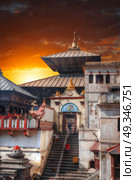 Freely walk monkey. Votive temples and shrines in a row at Pashupatinath Temple, Kathmandu, Nepal. Стоковое фото, агентство Ingram Publishing / Фотобанк Лори