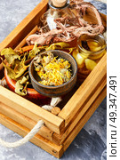 Healing herbs in wooden box. Natural herbal medicine,medicinal herbs and herbal medicinal tinctures. Стоковое фото, агентство Ingram Publishing / Фотобанк Лори