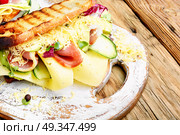 Sandwiches on cutting board. Sandwiches with beef, fresh vegetables and herbs on the cutting board. Стоковое фото, агентство Ingram Publishing / Фотобанк Лори