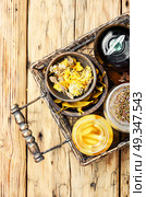 Alternative herbal medicine. Natural herbal medicine,herbs,root and herbal medicinal tinctures.Natural herbs medicine. Стоковое фото, агентство Ingram Publishing / Фотобанк Лори