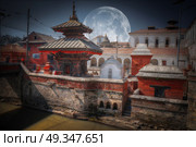 moon. Votive temples and shrines in a row at Pashupatinath Temple, Kathmandu, Nepal.. Pashupatinath Temple. Стоковое фото, агентство Ingram Publishing / Фотобанк Лори