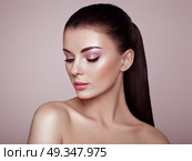 Beautiful woman face. Beautiful Young Woman with Clean Fresh Skin. Perfect Makeup. Beauty Fashion. Eyelashes. Cosmetic Eyeshadow. Highlighting. Cosmetology, Beauty and Spa. Стоковое фото, агентство Ingram Publishing / Фотобанк Лори