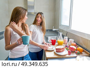 best friends girls teens breakfast in kitchen. best friends girls teens breakfast in kitchen having fun. Стоковое фото, агентство Ingram Publishing / Фотобанк Лори