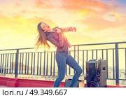 Band girl singing karaoke outdoor at roof terrace . Band girl singing karaoke outdoor at roof terrace in the city. Стоковое фото, агентство Ingram Publishing / Фотобанк Лори