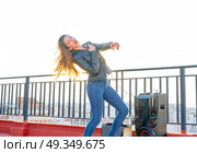 Band girl singing karaoke outdoor at roof terrace . Band girl singing karaoke outdoor at roof terrace in the city. Стоковое фото, агентство Ingram Publishing / Фотобанк Лори