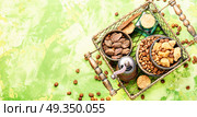 Roasted coffee beans. Coffee beans, cardamom, spices sugary in a stylish basket. Стоковое фото, агентство Ingram Publishing / Фотобанк Лори